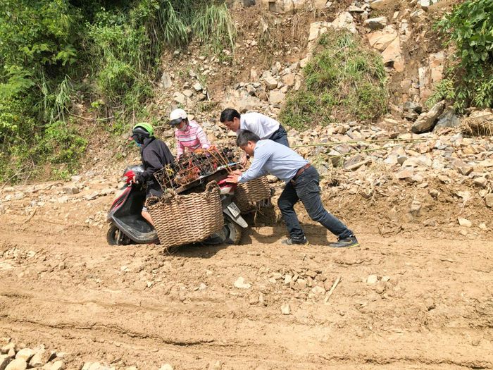 Phương tiện đi lại rất khó khăn qua khu vực bị sạt lở.