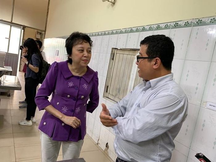  Bà Phong Lan trao đổi với ông Đặng Hồng Thạch, Giám đốc công ty Khải Thành về thời gian an toàn nhất khi chia suất ăn tới khi mang tới công nhân. 