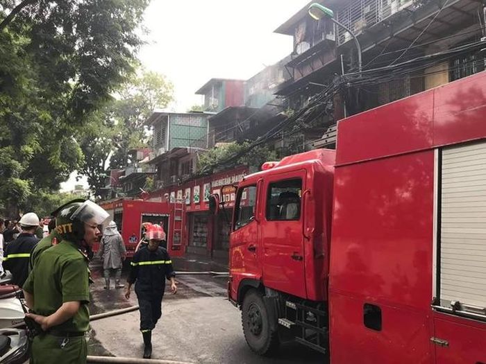Cảnh sát PCCC có mặt khống chế ngọn lửa.