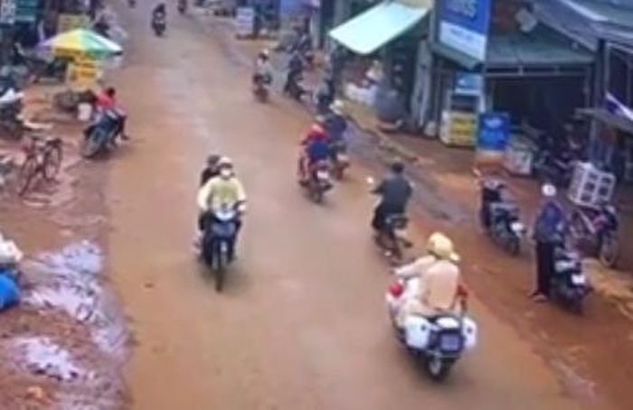 Xe của CSGT đang đi tuần tra trên đường (Ảnh cắt video clip).