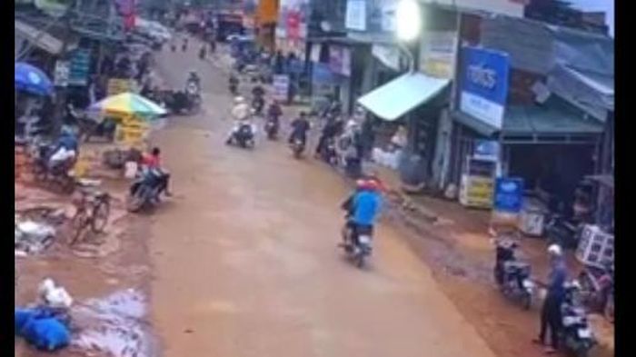 Chiếc xe máy do anh Lư điều khiển sau khi va chạm với xe CSGT đã đâm vào xe bên trái lề đường (Ảnh cắt video clip).