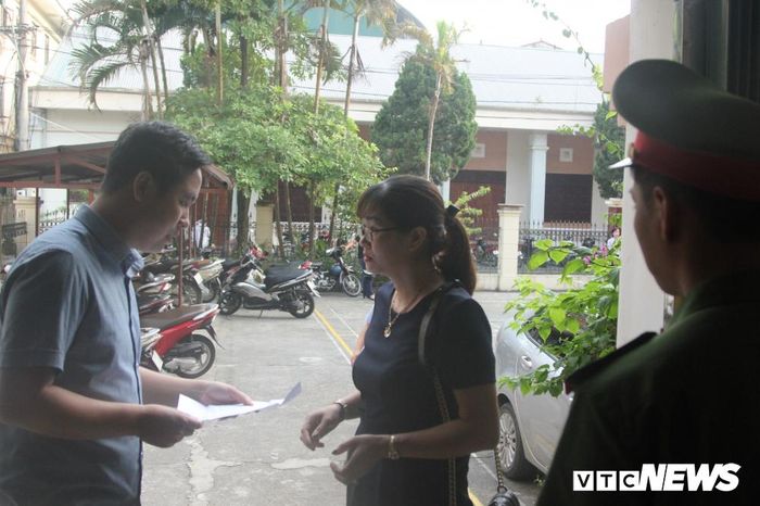  Lực lượng chức năng kiểm tra giấy tờ của những người đến dự phiên tòa. 