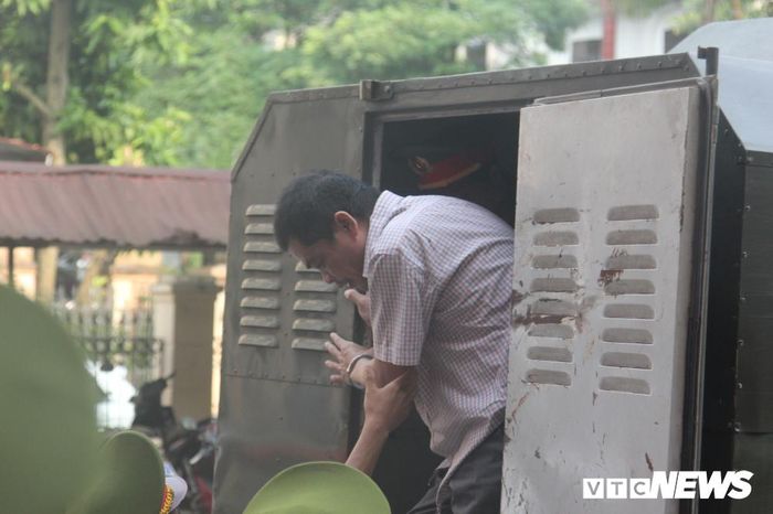  Bị cáo Nguyễn Thanh Hoài (Trưởng phòng Khảo thí, Sở GD&amp;ĐT) được dẫn giải đến tòa. 