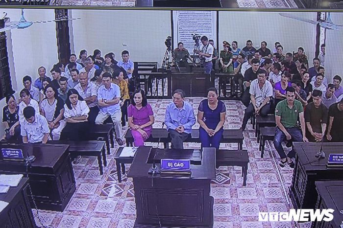  Cùng với 2 bị cáo trên, 3 bị cáo khác cũng bị đưa ra xét xử gồm: Phạm Văn Khuông (Phó giám đốc Sở GD&amp;ĐT) và Lê Thị Dung (Phó đội trưởng thuộc Phòng an ninh Chính trị nội bộ, Công an Hà Giang) và Triệu Thị Chính (Phó giám đốc Sở GD&amp;ĐT). 197 người được triệu tập đến phiên tòa hôm nay nhưng có đến hơn 100 người vắng mặt. 