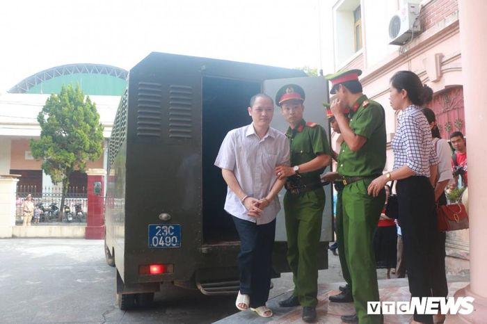  Cùng tội danh với bị cáo Nguyễn Thanh Hoài là bị cáo Vũ Trọng Lương (Phó trưởng phòng Khảo thí) 