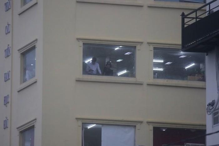 Bên trong tòa nhà, cơ quan chức năng vẫn đang làm việc với lãnh đạo và nhân viên Công ty địa ốc Alibaba