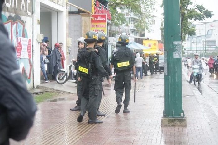 Nhiều chiến sĩ CSCĐ phong tỏa quanh khu vực cổng trước của công ty địa ốc này trên đường Phạm Văn Đồng