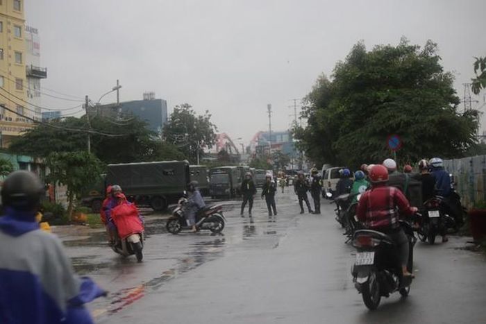 An ninh nghiêm ngặt trên đường Kha Vạn Cân, cổng sau của Công ty địa ốc Alibaba