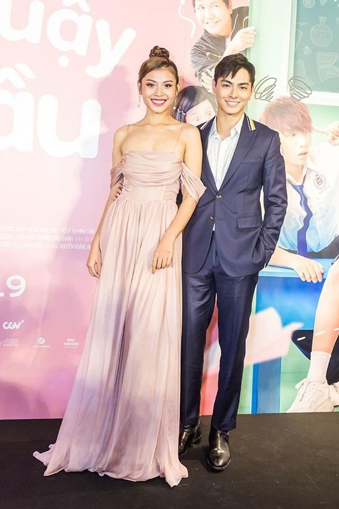 Vợ chồng Chúng Huyền Thanh và Jay Quân cùng đến dự buổi ra mắt phim. Sau khi sinh con đầu lòng, người mẫu sinh năm 1997 nhanh chóng lấy lại vóc dáng.