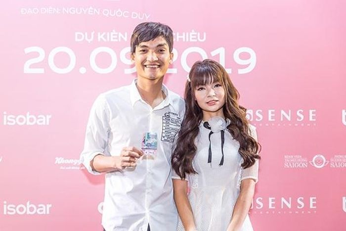 Mạc Văn Khoa đi xem phim cùng bạn gái.