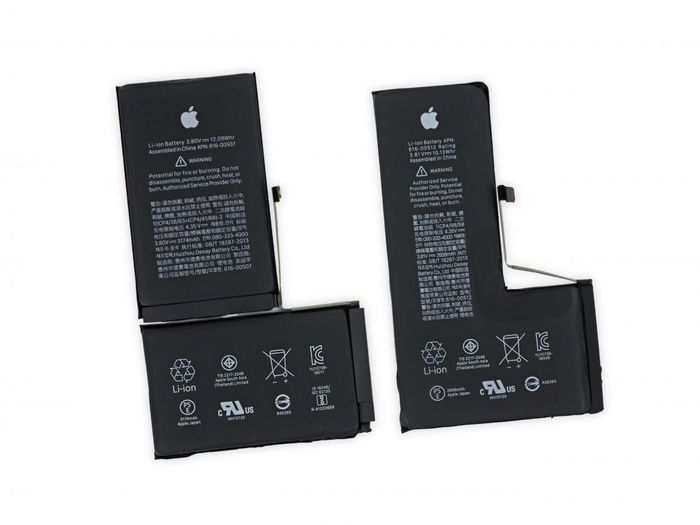 Pin iPhone XS Max (bên trái) và pin iPhone XS (bên phải)