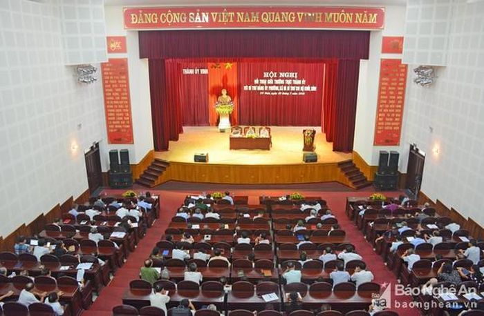 Hội nghị đối thoại giữa Thường trực Thành ủy Vinh với bí thư đảng ủy phường, xã và bí thư chi bộ khối, xóm. Ảnh tư liệu: Thu Giang