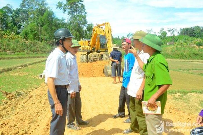 Cán bộ xã Tân Hương, Tân Kỳ vận động nhân dân làm đường giao thông nông thôn. Ảnh tư liệu: Thanh Lê