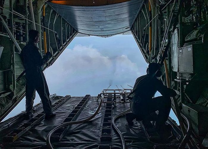 Giới chức Malaysia vào ngày 16/9 đã áp dụng phương pháp kỹ thuật đặc biệt làm mưa nhân tạo nhằm thanh lọc bầu trời thủ đô khỏi khói mù. Mưa nhân tạo chỉ là giải pháp tạm thời và đạt hiệu quả khi có đủ mây để tạo mưa. Ảnh: Al Jazeera