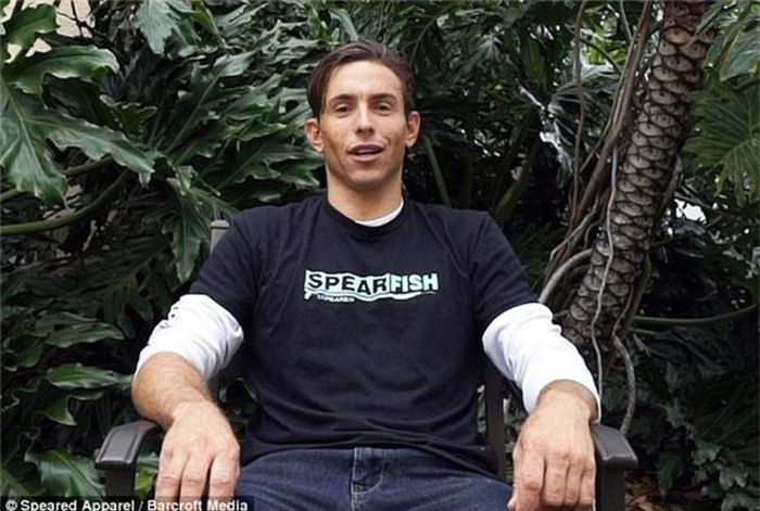  Michael Dornellas có nhiều năm kinh nghiệm bơi cùng cá mập. 