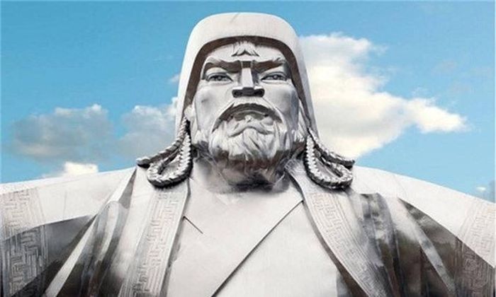  Không những vậy, các binh sĩ Mông Cổ cho 1.000 con ngựa dẫm đạp để xóa bỏ mọi dấu vết nào còn sót lại của khu mộ chôn cất Thành Cát Tư Hãn. 