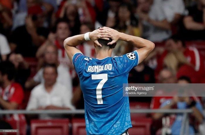  Trong những phút bù giờ, Ronaldo có pha solo vô cùng đẹp mắt, nhưng không thể cụ thể hóa thành bàn thắng.