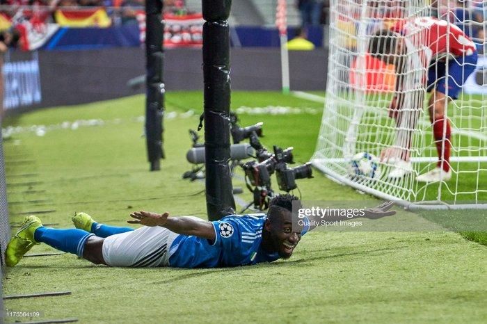  Có bàn mở tỷ số, Juventus càng có lý do để chơi phòng ngự phản công. Đến phút 65, tỷ số đã là 2-0 cho “Bà đầm già”. Ronaldo châm ngòi cho đợt tấn công với pha bứt tốc, đẩy bóng ra cánh cho Alex Sandro. Hậu vệ người Brazil tạt bóng như đặt để Matuidi đánh đầu cận thành gia tăng cách biệt.