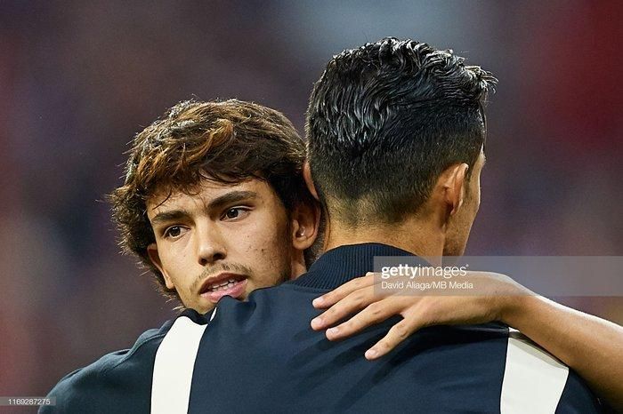  Nhưng ở sân Wanda Metropolitano, Atletico chưa bao giờ là đội bóng dễ dàng bị đánh bại. Chỉ 5 phút sau khi nhận bàn thua thứ hai, trung vệ Savic rút ngắn tỷ số xuống còn 1-2 cho đội chủ nhà. Và trong khoảng thời gian còn lại, đội bóng đang dẫn đầu La Liga dốc toàn lực tấn công.