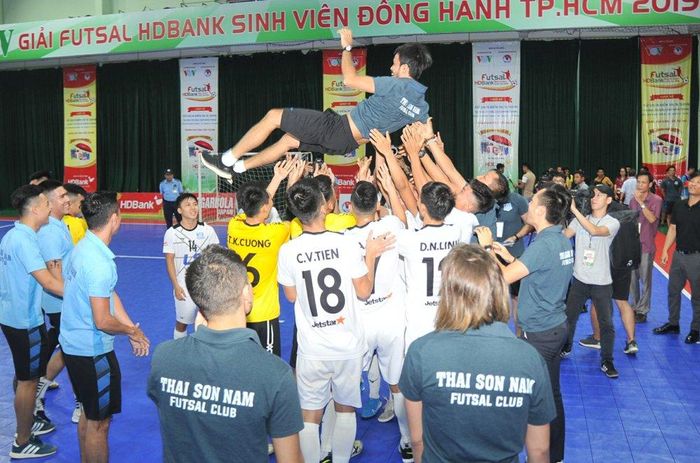  Các cầu thủ Thái Sơn Nam ăn mừng chức vô địch cùng HLV trưởng Phạm Minh Giang. 