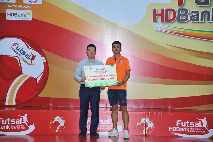  BLV Quang Huy trao danh hiệu vua phá lưới cho Nguyễn Trần Duy – số 20 của CLB Đà Nẵng. 