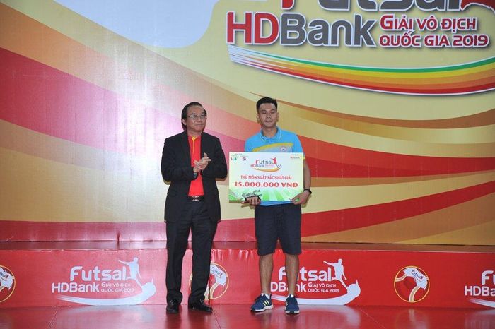  Nguyễn Hoàng Anh – số 14 của CLB Sanvinest Sanatech Khánh Hòa nhận danh hiệu Thủ môn xuất sắc nhất giải. 