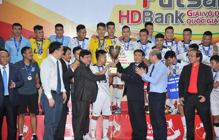 Ông Nguyễn Thế Kỷ - Ủy viên Trung ương Đảng, Tổng Giám đốc VOV cùng trao Cup vô địch cho Thái Sơn Nam. 