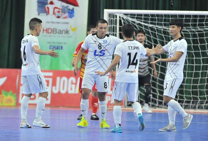 Trước đối thủ thua kém nhiều mặt cùng tâm lý thoải mái, Thái Sơn Nam dễ dàng giành chiến thắng đậm 7-0. 