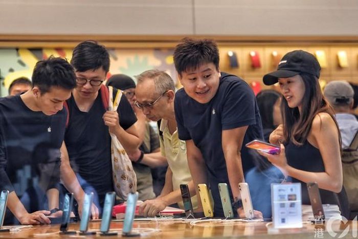 Nhờ ưu tiên người đặt trước, rất nhiều khách hàng có cơ hội sở hữu iPhone 11 ngay ngày đầu mở bán. Cô Yan, y tá tại một phòng khám nha khoa tại Hong Kong cho biết đây là lần đầu cô mua được iPhone ngay trong ngày mở bán. Một số nhân viên văn phòng còn tranh thủ tạt qua lấy iPhone đã đặt trước, sau đó mới tiếp tục đến công sở. Ảnh: HK01.