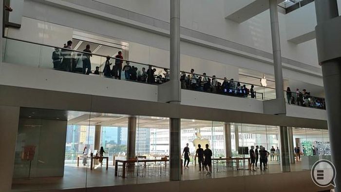 Hong Kong là nơi có giá rẻ nhì trong số các thị trường châu Á bán iPhone sớm, chỉ sau Nhật. Giá của iPhone 11 năm nay tại Hong Kong từ 5.999 HKD, tương đương gần 18 triệu. Phiên bản cao cấp nhất là iPhone 11 Pro Max cũng chỉ có giá từ 9.499 HKD, tương đương 28,2 triệu. Mọi năm, đây là thị trường thường xuyên có cảnh mua đi bán lại nhộn nhịp. Ảnh: Qooah.