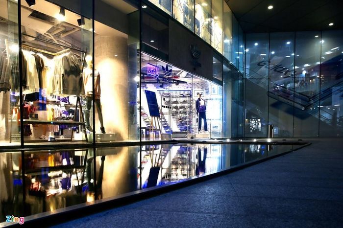 Tối 20/9, bên ngoài cửa hàng adidas nằm tại tầng trệt tòa nhà Bitexco (TP.HCM), hầu như không có sự xuất hiện của các bạn trẻ mê sneakers qua lại. Khác với lần trước, lần điểm danh gọi tên cuối cùng trước ngày mở bán đôi Yeezy 350 V2 Cloud White kết thúc từ 15h, khá sớm so với lần mở bán hồi tháng 8.