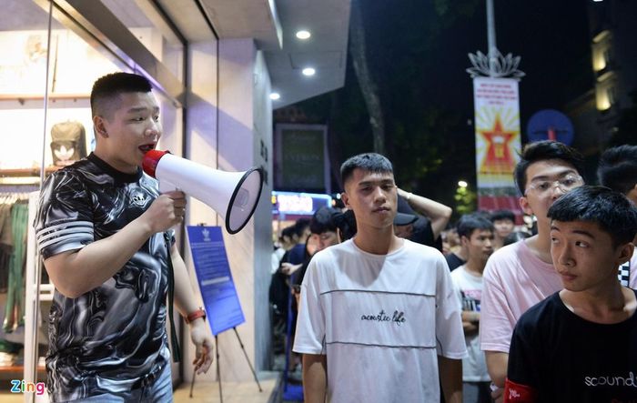 Quy trình điểm danh ở cửa hàng adidas Phố Huế diễn ra khá nghiêm túc và trật tự, không gây ồn ào, ùn tắc đường phố. Đúng 20h ngày 20/9, người mua xếp thành 2 hàng ngay ngắn, chờ đến lượt để điểm danh lần cuối. Theo đại diện cửa hàng, mọi người phải xuất trình được giấy tờ tùy thân bản chính, không chấp nhận chụp ảnh hay bản photo. Một dân camp chuyên nghiệp cho hay điều này cũng là trở ngại không nhỏ. 