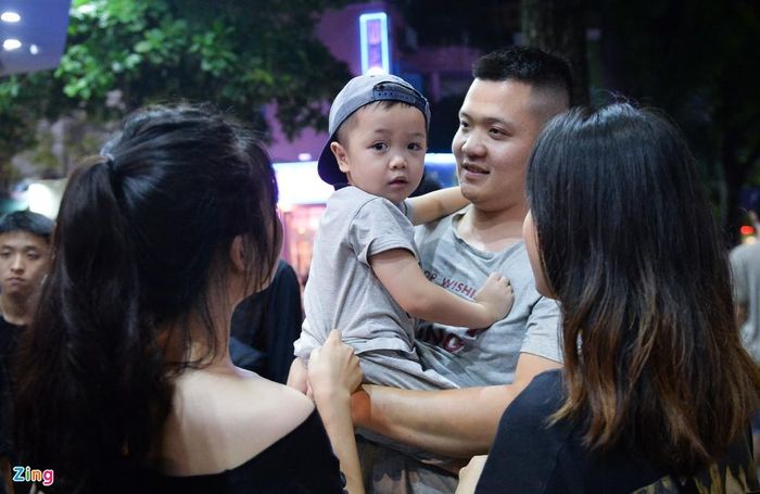 Anh Tuấn (28 tuổi) khá nổi bật trong đám đông khi bế cả con đến xếp hàng điểm danh mua Yeezy 350 Cloud White. Anh cho hay mình rất đam mê với giày và chưa bỏ lần điểm danh nào. Lý do anh đưa bé đến đây là vì vợ bận trông em nhỏ. Về mẫu mới nhà adidas, anh Tuấn cảm thấy đôi giày quá đẹp, xứng đáng với công sức mấy ngày bỏ ra để đến điểm danh.
