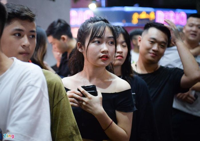 Có thể thấy đa số người đến mua giày đều là nam, chỉ lác đác thấy vài cô gái. Minh Anh (19 tuổi) là người đẹp hiếm hoi trong số đó. Cô chia sẻ bản thân biết thông tin Yeezy 350 Cloud White ra mắt từ bạn bè và đã đến đây vài ngày. Hành trình mua giày của cô không dễ dàng, có hôm phải tới từ 4h sáng. Bên cạnh đó, dù giá gốc là 5,6 triệu đồng, một dân camp có mặt ở phố Huế từ sớm tiết lộ size nữ sẽ được bán lại với giá khoảng 12-13 triệu đồng, cao hơn size nam 4 triệu đồng. 