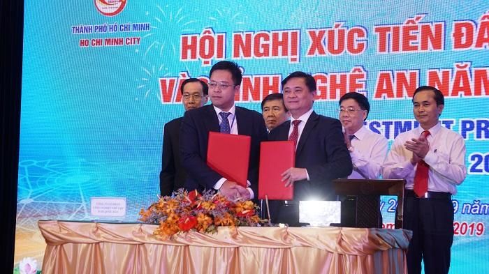 Chủ tịch UBND tỉnh Nghệ An Thái Thanh Quý trao Giấy chứ nhận đăng ký đầu tư cho doanh nghiệp. Ảnh: Huy Chương