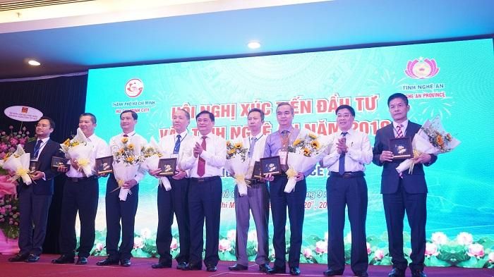  Lãnh đạo tỉnh Nghệ An đã vinh danh 6 doanh nghiệp đã có những đóng góp cho phát triển KT-XH của tỉnh. Ảnh: Huy Chương