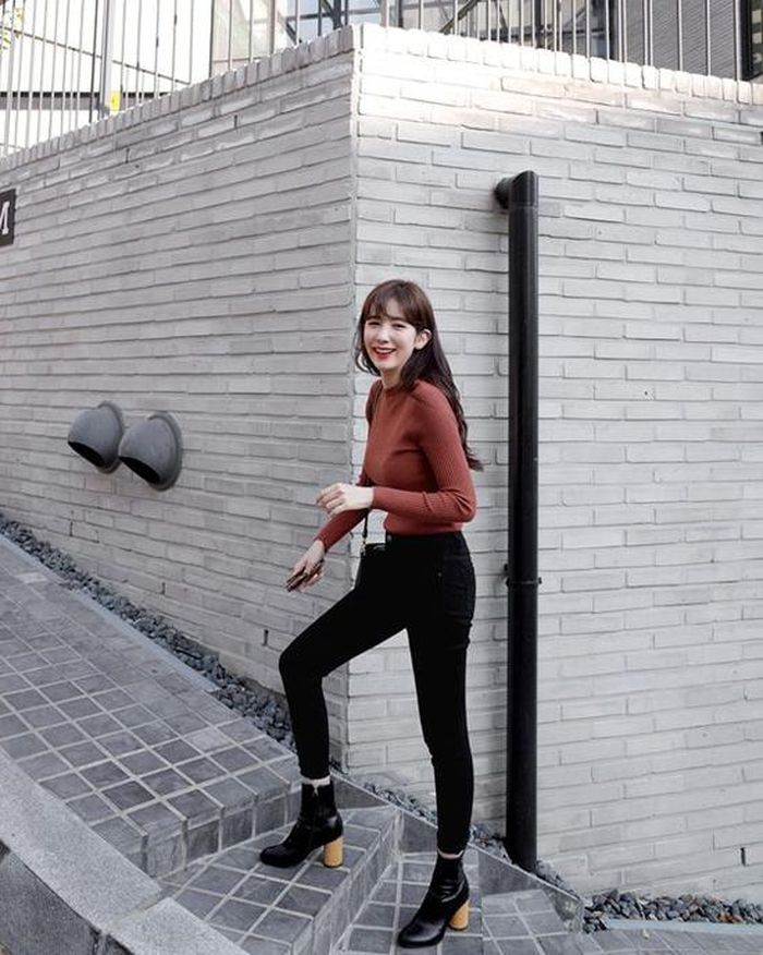 Thay thế các mẫu áo thun được ưa chuộng ở mùa hè là các mẫu áo dệt kim, áo len tăm, áo nỉ mỏng.