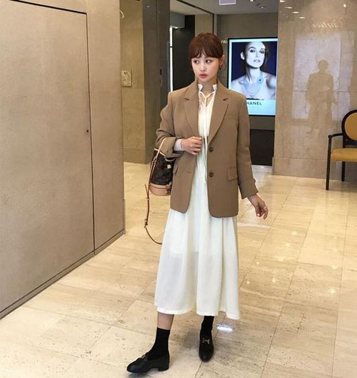 Những mẫu áo vest phom rộng còn dễ mix với váy liền thân, đầm dáng dài để người mặc ấn tượng hơn khi đi làm, đi dạo phố.