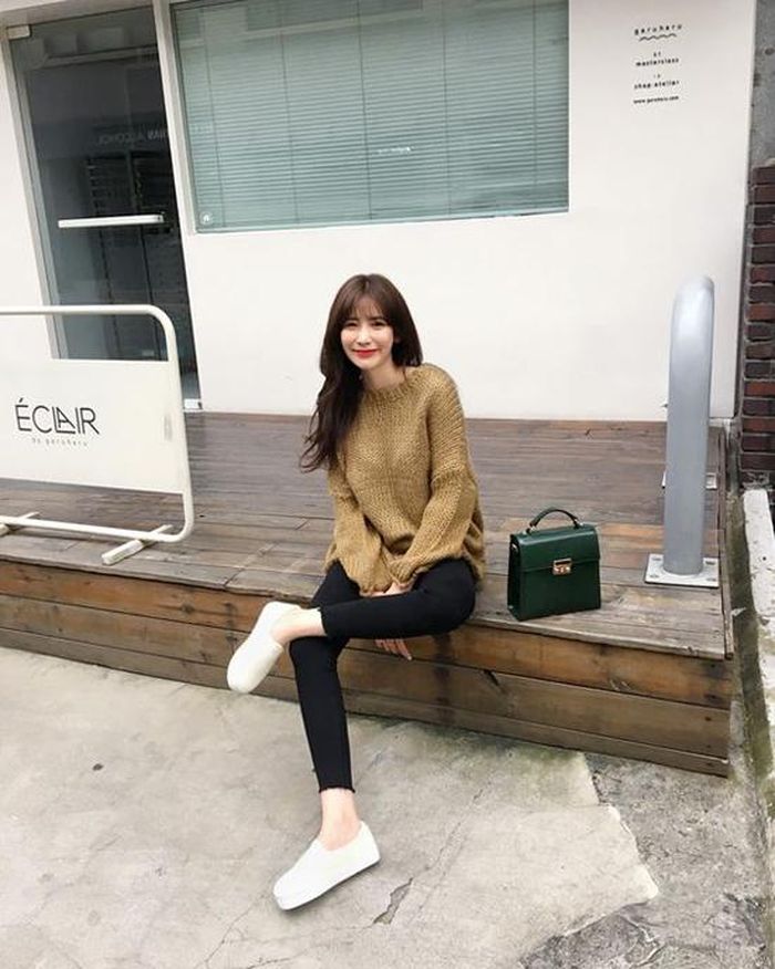 Đây là set đồ cho các nàng văn phòng yêu sự đơn giản và tiện lợi với áo len, quần jeans dáng skinny.