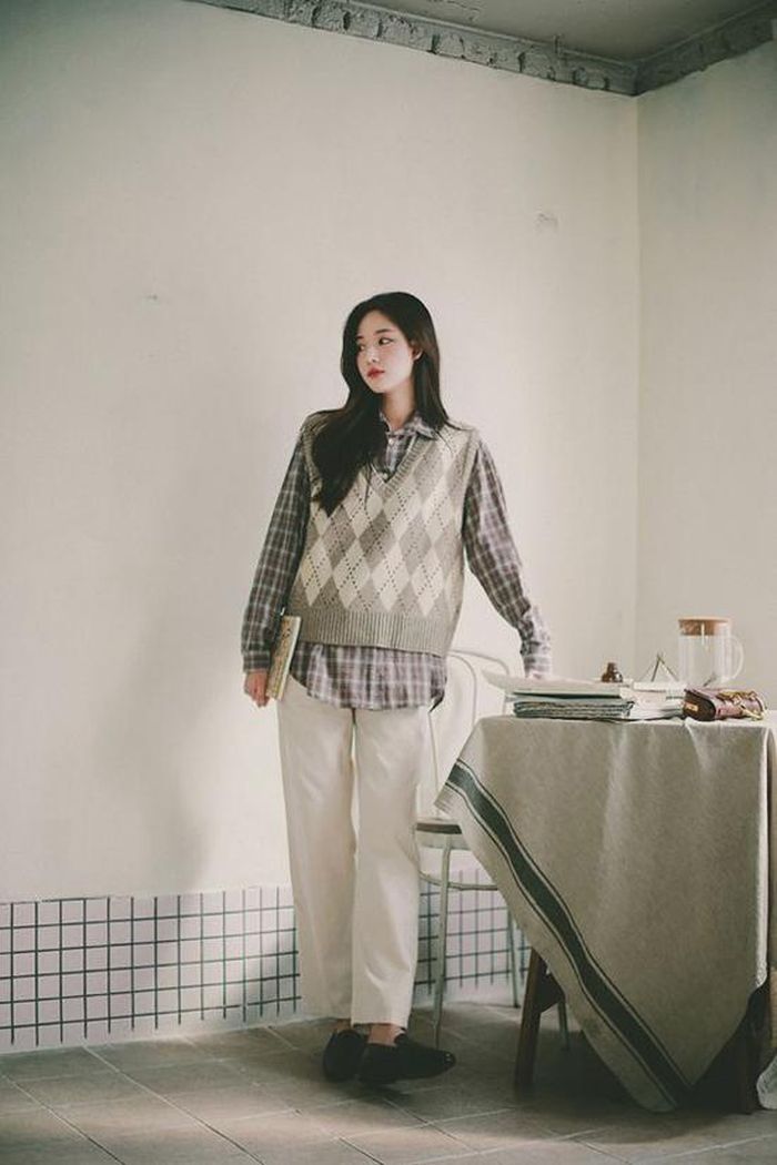 Những cô nàng trung thành với phong cách menswear có thể chọn áo sơ mi ca rô, quần kaki để mix cùng áo len sát nách họa tiết quả trám.