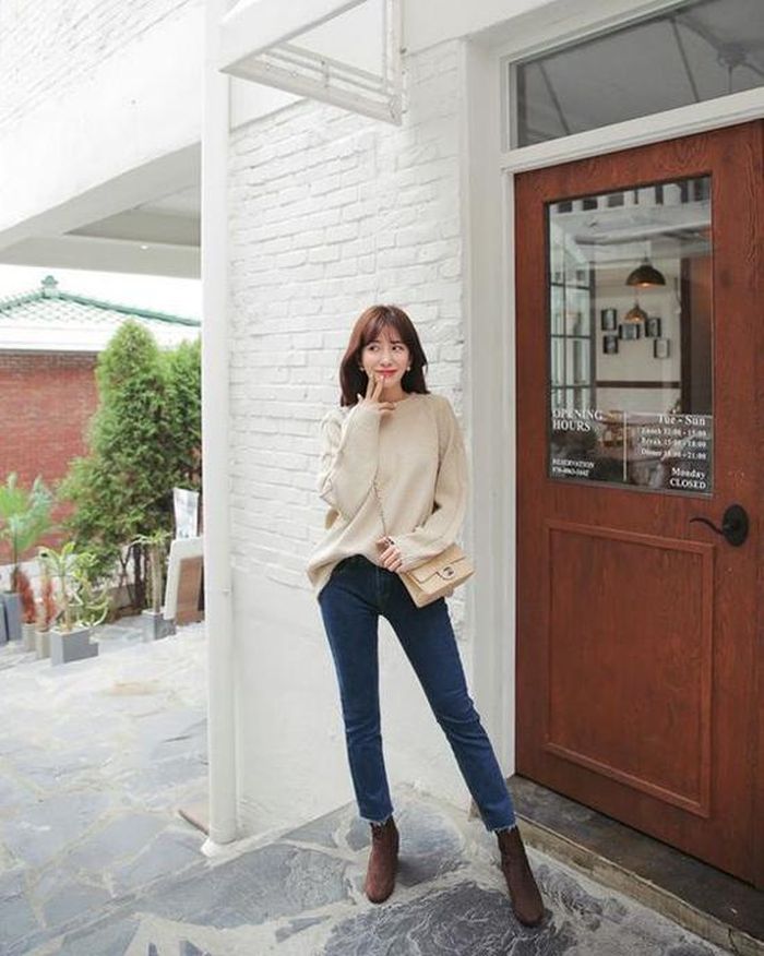 Để set đồ gồm áo len, quần jeans trở nên bắt mắt hơn các nàng nên chọn thêm những kiểu bốt cổ thấp để phối đồ.