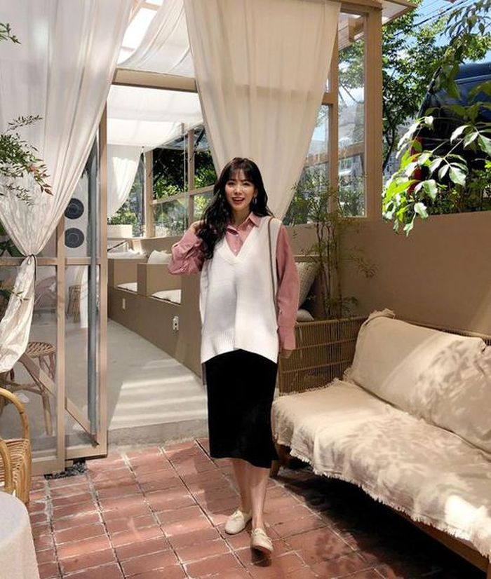 Sử dụng các kiểu áo len sát nách, áo free size cùng set đồ mùa hè là phong cách được nhiều fashionista Hàn Quốc ưa chuộng.