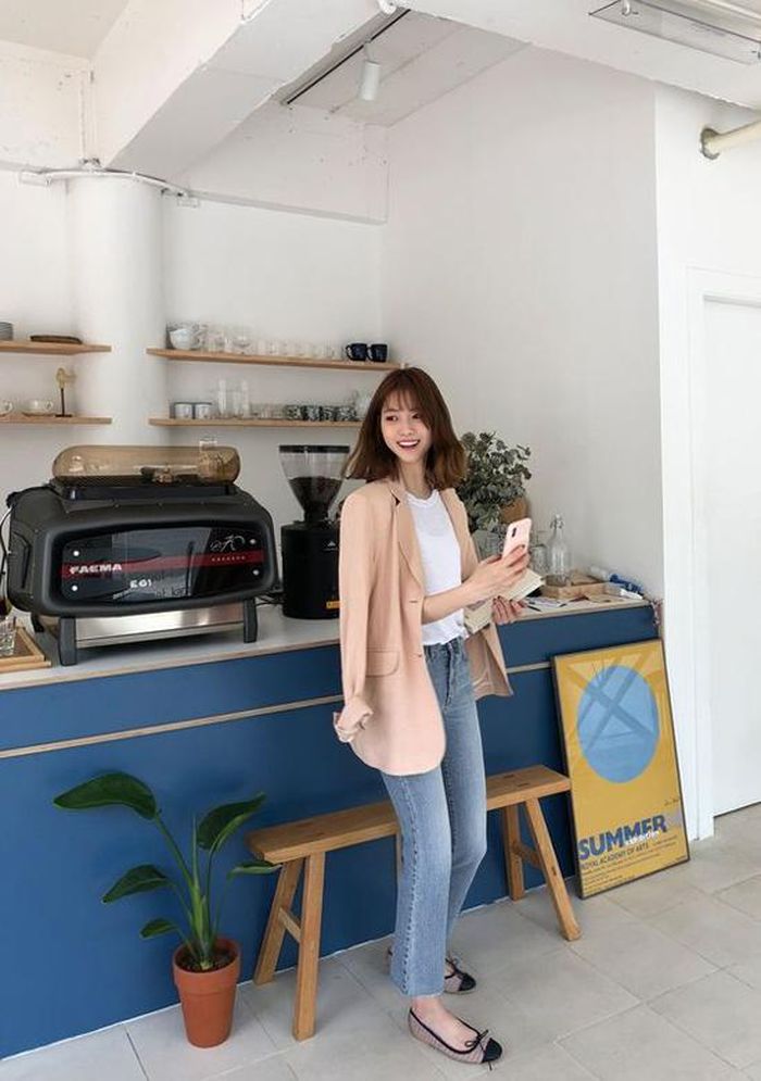 Ở xu hướng xuân hè, áo khoác blazer đã thu hút sự quan tâm của hội chị em mê mặc đẹp. Khi nhiều 'cơn sốt' như vải da beo, vải ánh kim dần thoái trào thì mốt diện vest vẫn trụ hạng.