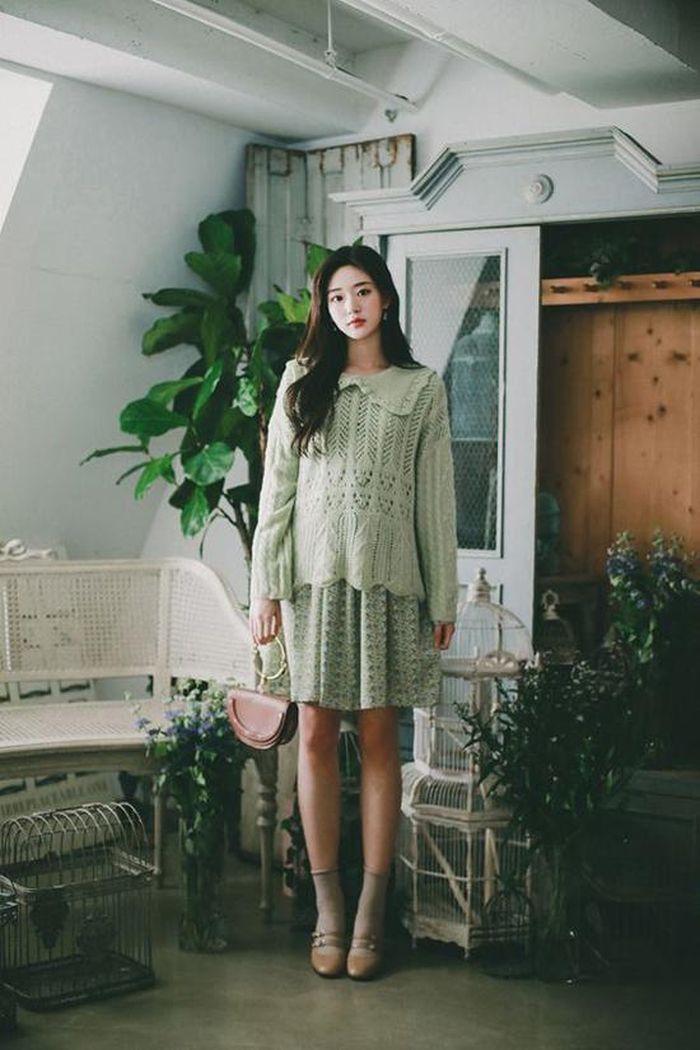 Áo len vặn thừng theo phong cách retro được mix cùng váy ngắn mùa hè để giúp phái đẹp có được set đồ hợp mốt mùa thu.
