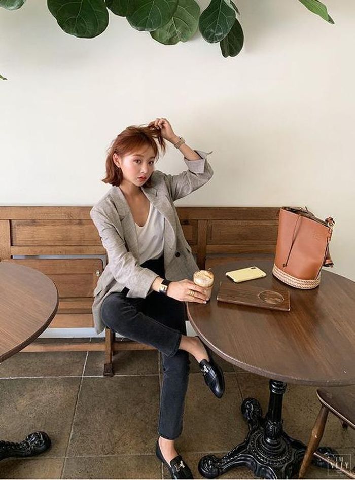 Áo blazer dáng rộng mix cùng áo thun đơn sắc, quần jeans ống ôm là công thức dễ áp dụng cho phái đẹp văn phòng.