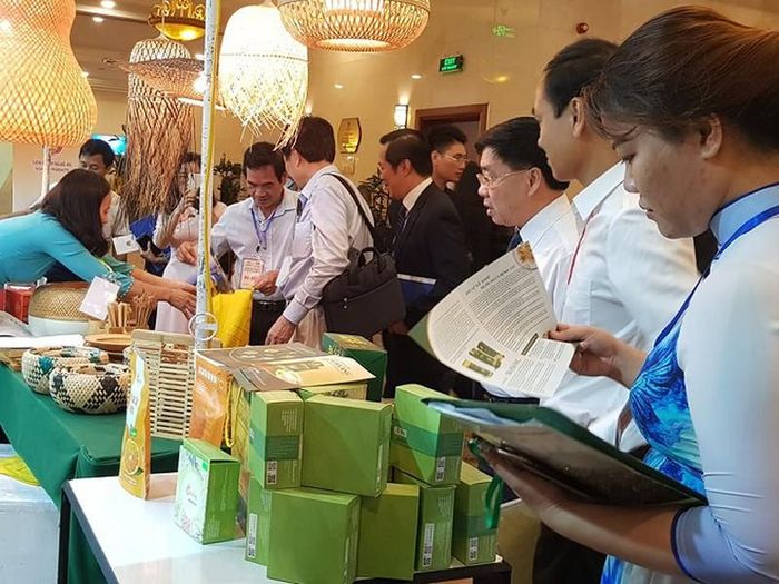 Một số gian hàng trưng bày các sản phẩm thủ công mỹ nghệ của tỉnh Nghệ An được các nhà đầu tư quan tâm