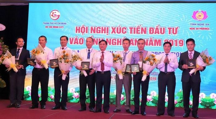 Các nhà đầu tư vào tỉnh Nghệ An được vinh danh trong Hội nghị