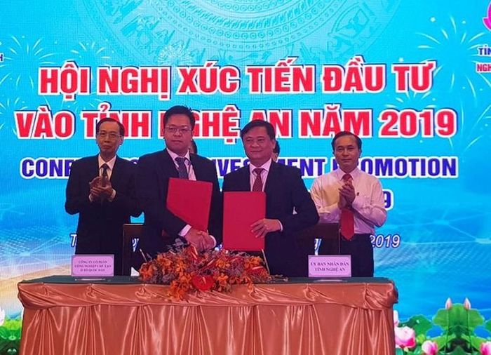 Chủ tịch UBND tỉnh Nghệ An Thái Thanh Quý ký kết Biên bản ghi nhớ hợp tác đầu tư với Công ty Cổ phần Công nghiệp Chế tạo Ô tô Quốc Dân