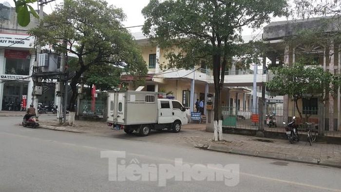 Lúc 1 giờ 30 chiều 20/9, bị can dâm ô trẻ em được đưa đến tòa - Ảnh: Hoàng Long