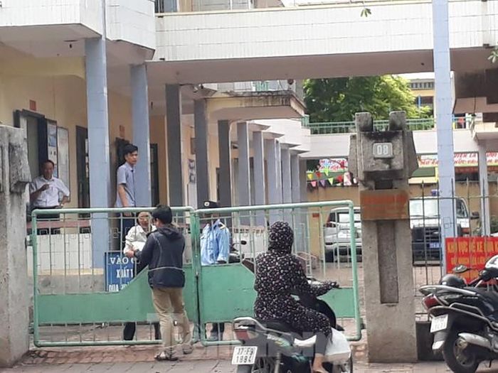 Nhiều người dân Thái Bình tìm đến của toàn án để theo dõi phiên xử - Ảnh: Hoàng Long